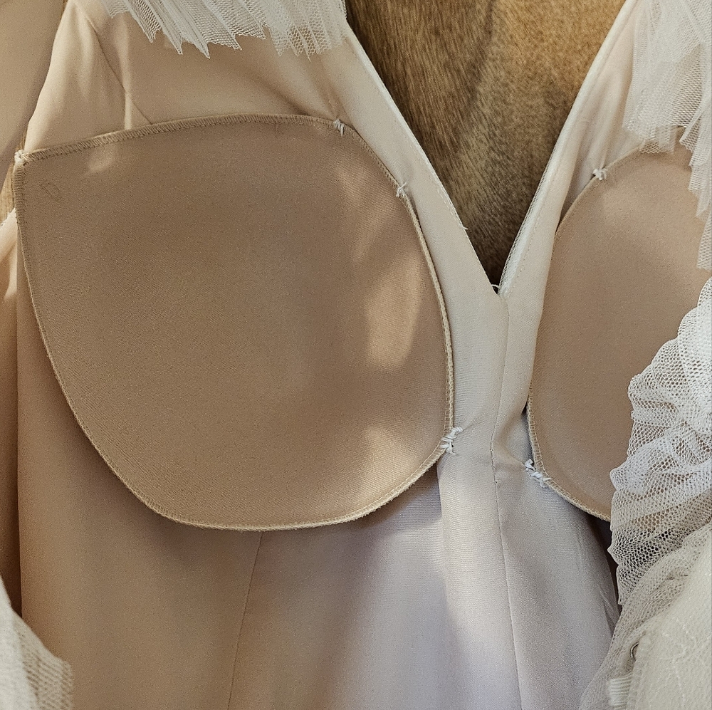 Vera Wang Wedding Gown - Picture 6 of 16